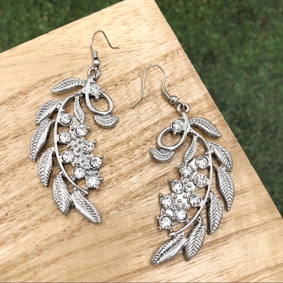 🌼 Fig Leaf Branch Silver Rhinestone Dangle Earrings - Picture 1 of 2